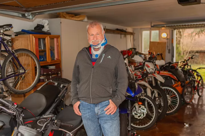 Volker Fromm steht vor vielen Motorrädern
